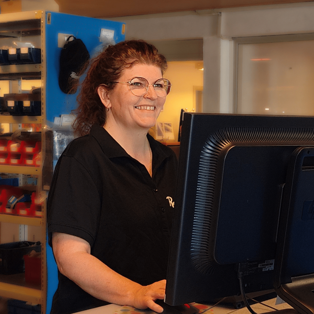 Medarbejder fra Repart kundeservice ved computeren